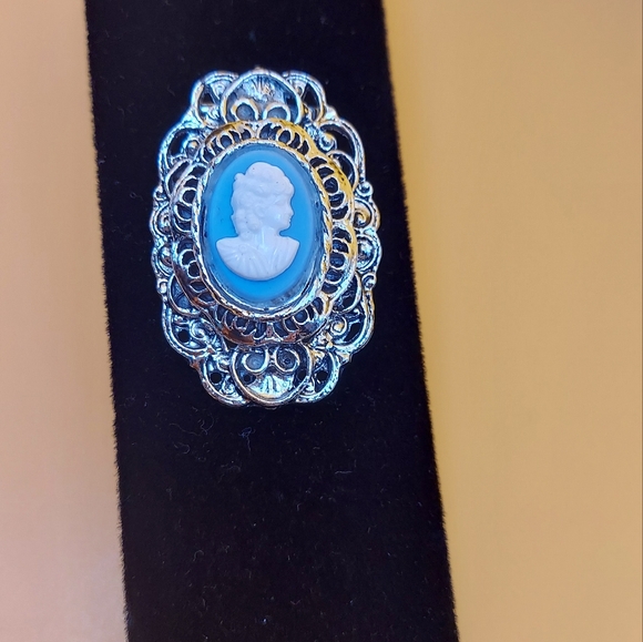Vintage Beautiful  Blue Cameo Brooch in  Silvertone,1.75" VGC. - Picture 3 of 14